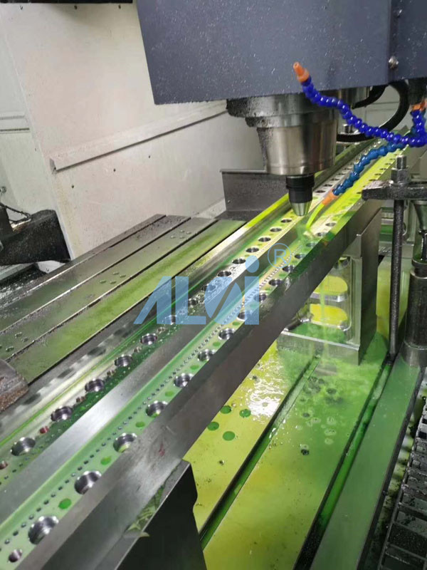 熔喷布模具 | 熔喷布在某处有薄痕怎么调整呢？